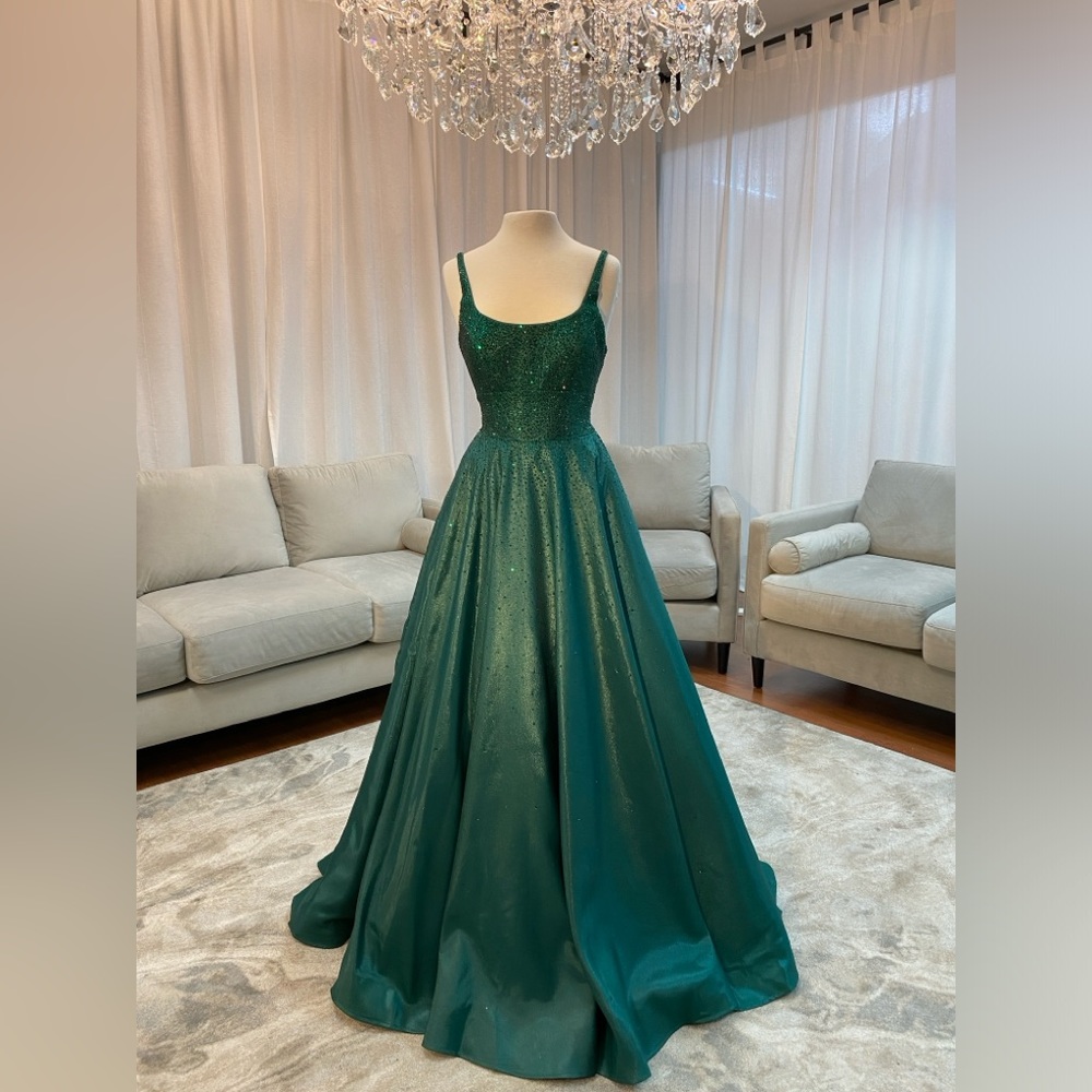 White Magnolia Prom Dress. Size 6. Emerald green.